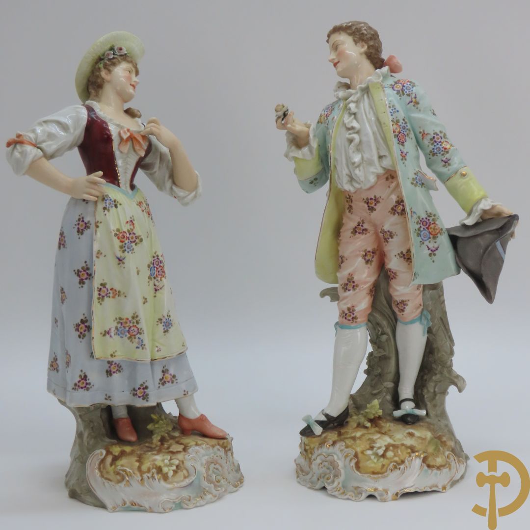 Paar meerkleurige porseleinen beelden van romantisch koppel , onderaan gemerkt