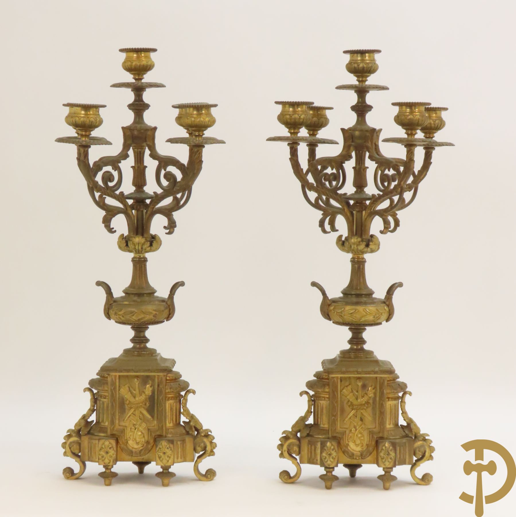 Paar bronzen kandelaars bovenaan bekroond met amfoor en pijlenkoker