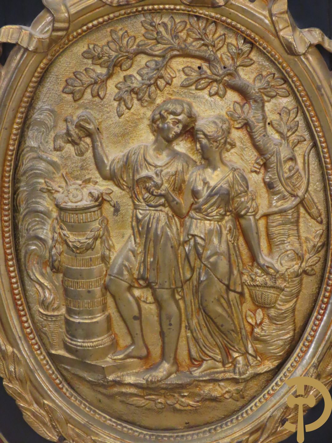 Napoleon III dressoir, centraal met bronnen plakkette omgeven door Louis XVI strik, met 2 zijdelingse vitrines met gebogen glas - stijlen bezet met bronzen dameshoofden