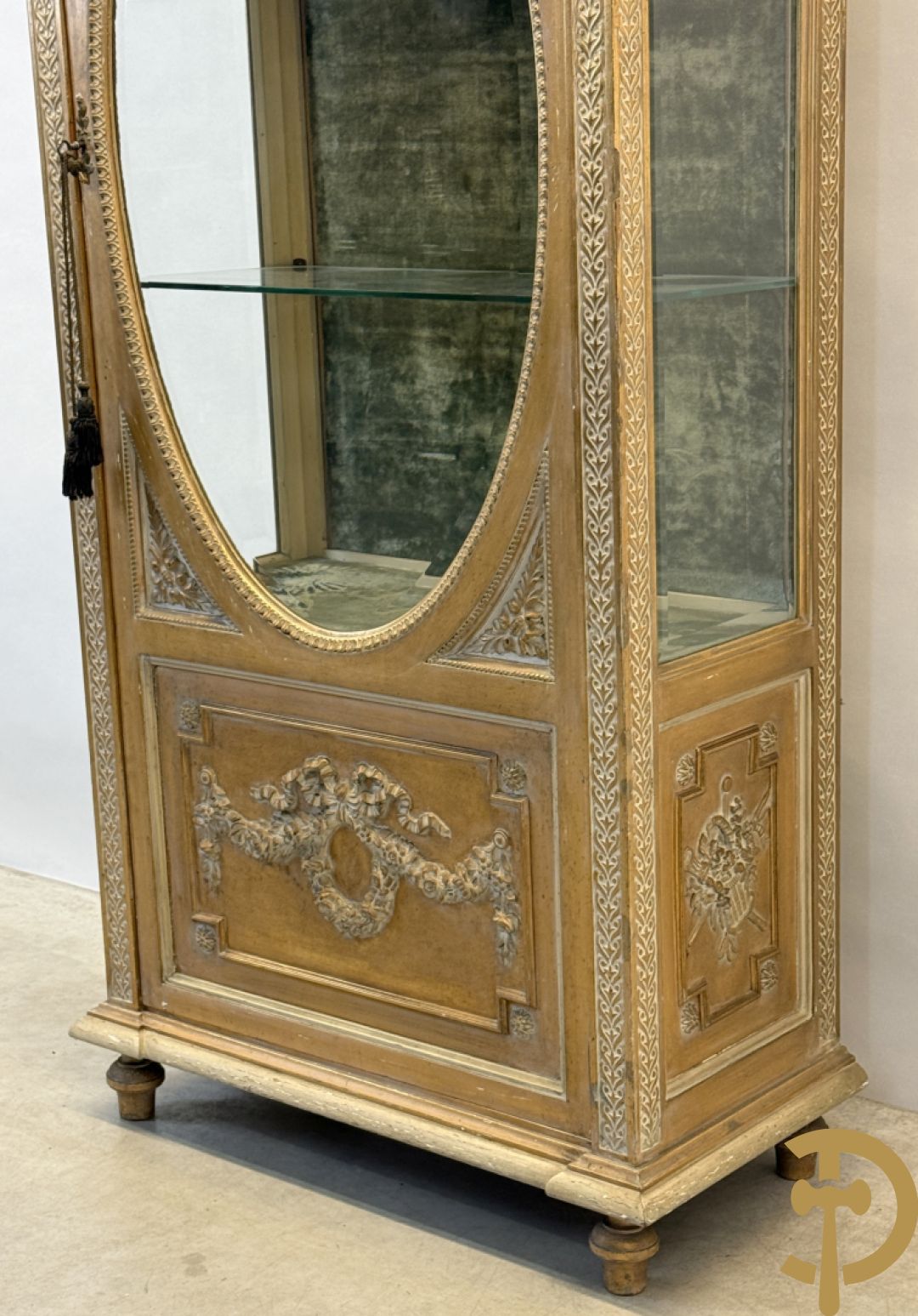 Vergulde ééndeursvitrine met geslepen ruiten, guirlandes en rocailles, bovenaan bekroond met bloemenkrans, Louis XVI stijl
