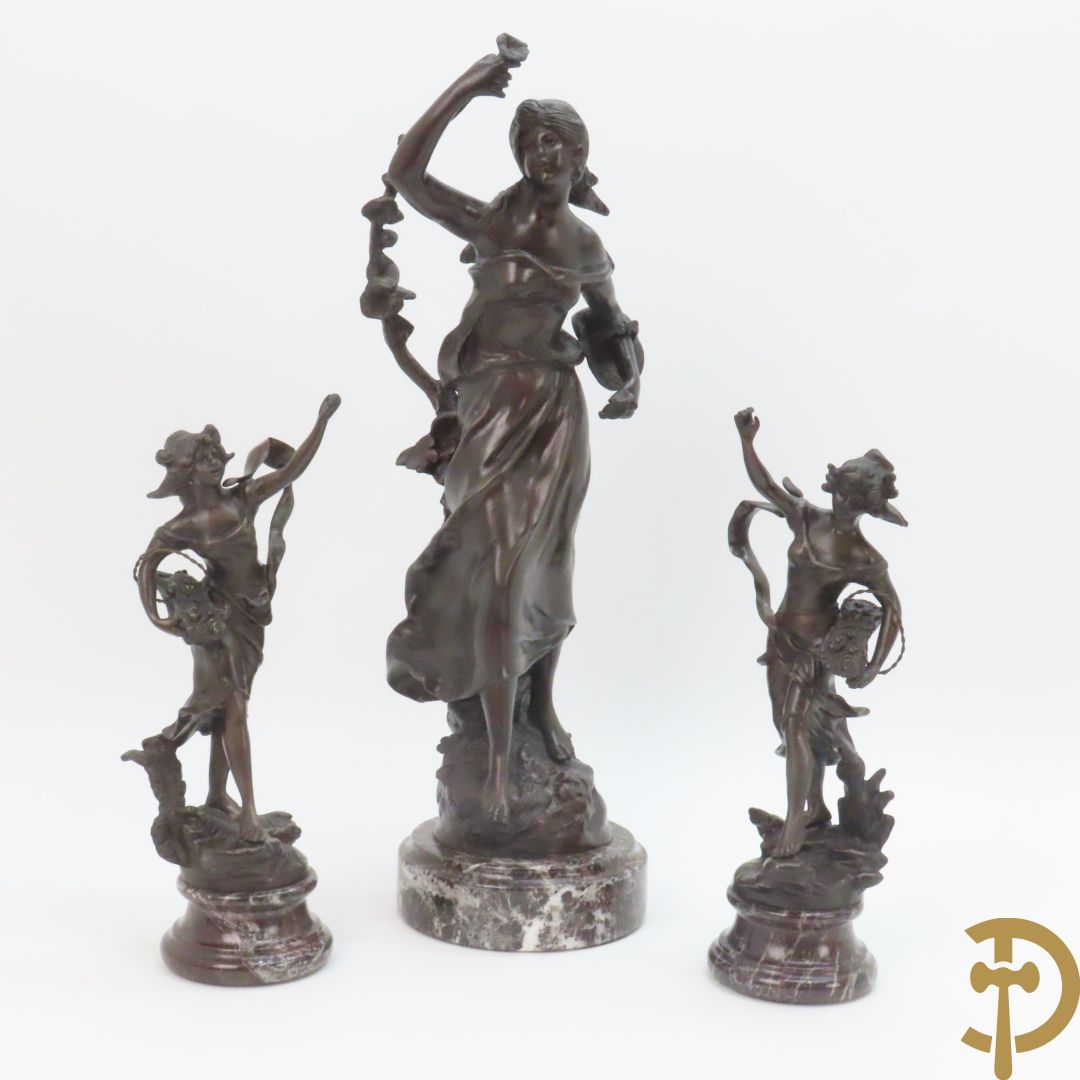 MOREAU Aug. (naar) 'Dame met hoed en bloemenruiker' replica bronzen beeld op marmeren sokkel + MOREAU Aug. (naar) 'Paar meisjes met bloemenmand' 2 replica bronzen beeldjes