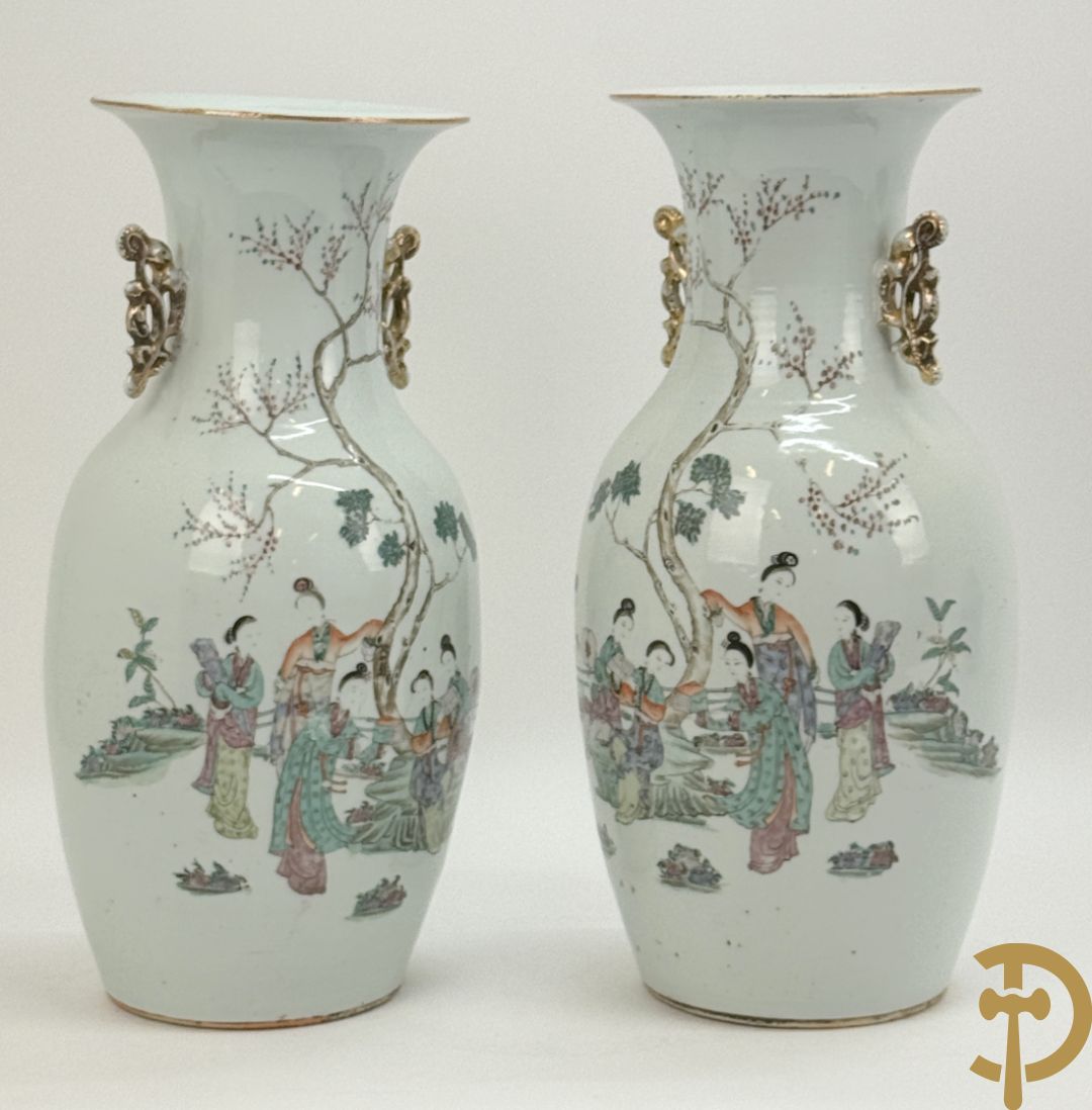 Paar Chinese porseleinen vazen met geisha decor en dames in landschap