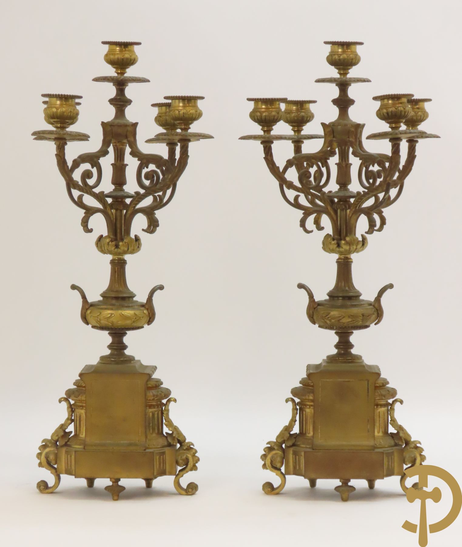 Paar bronzen kandelaars bovenaan bekroond met amfoor en pijlenkoker