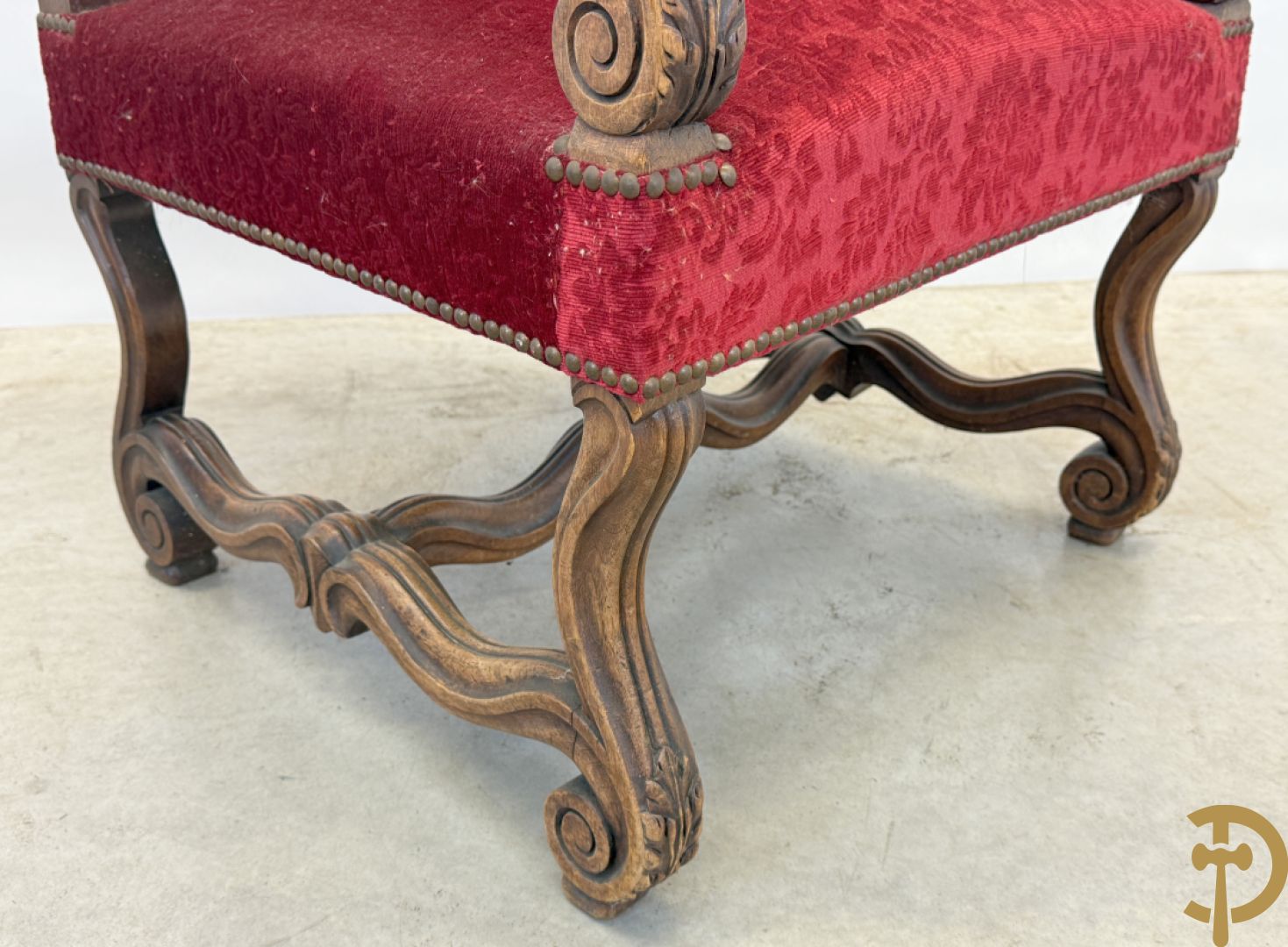 Paar armzetels met voluutvormige armleuningen, bordeaux stof, gesculpteerd met accanthusranken + Armzetel met bordeaux stof, vollutvormige armleunungen en gesculpteerd met accanthusranken