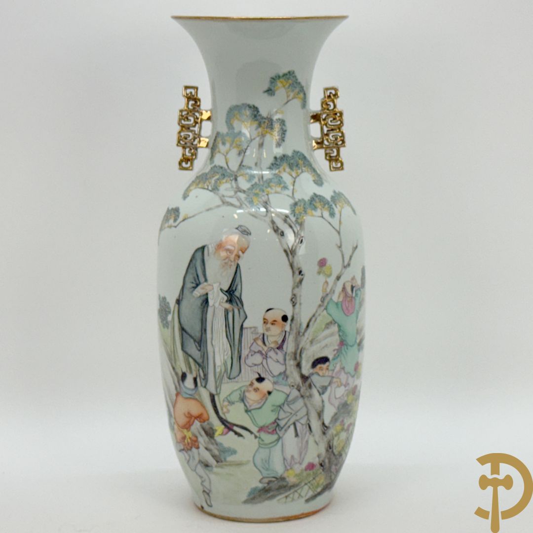 Chinese porseleinen vaas met decor van wijsgeer omgeven door kinderen