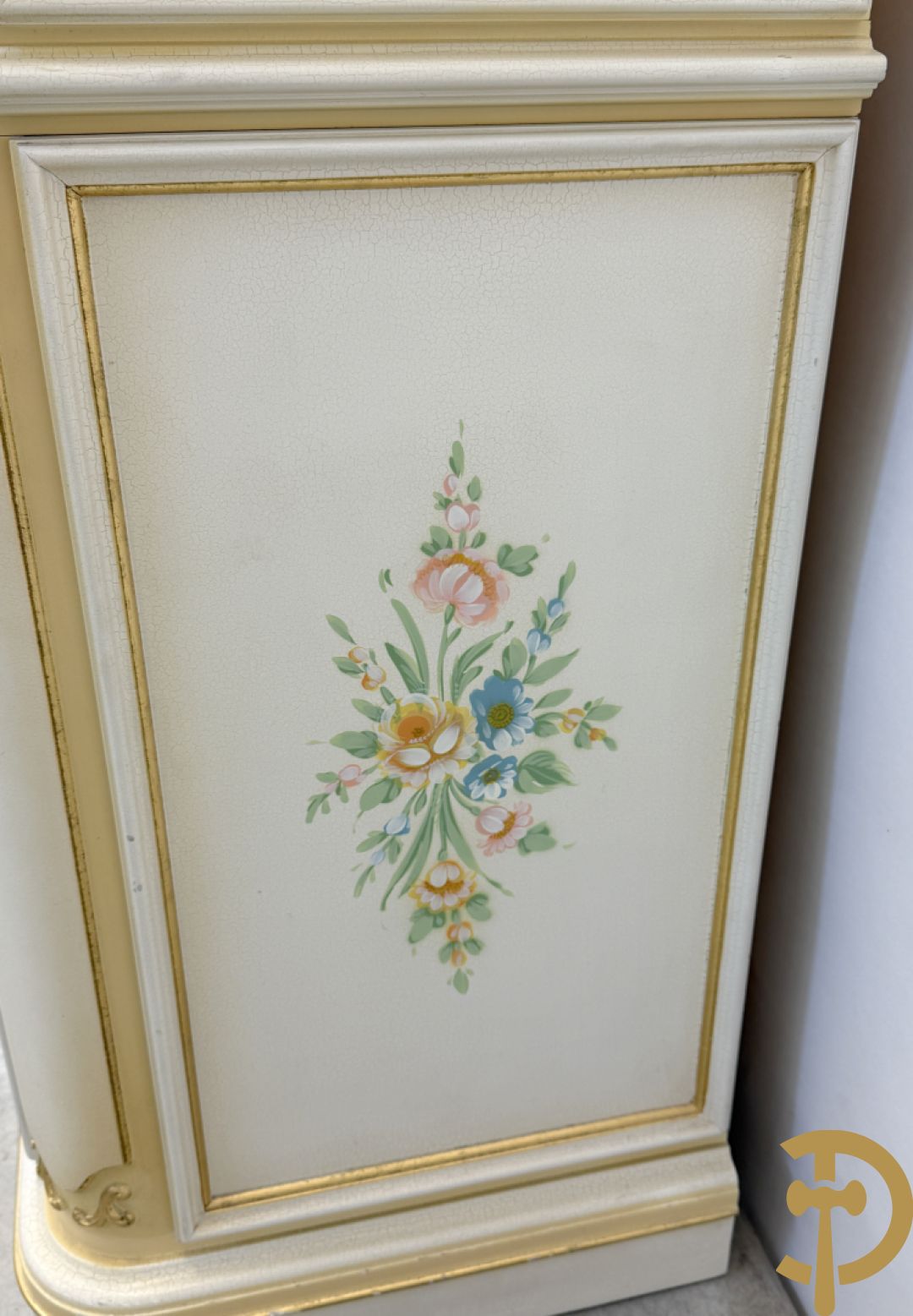 Italiaanse eetkamer met beschilderd bloemenmotief bestaande uit vierdeursdressoir met beschilderde bloemenmotieven, accanthusranken en glazen blad, tafel op gesculpteerde poten en 6 stoelen