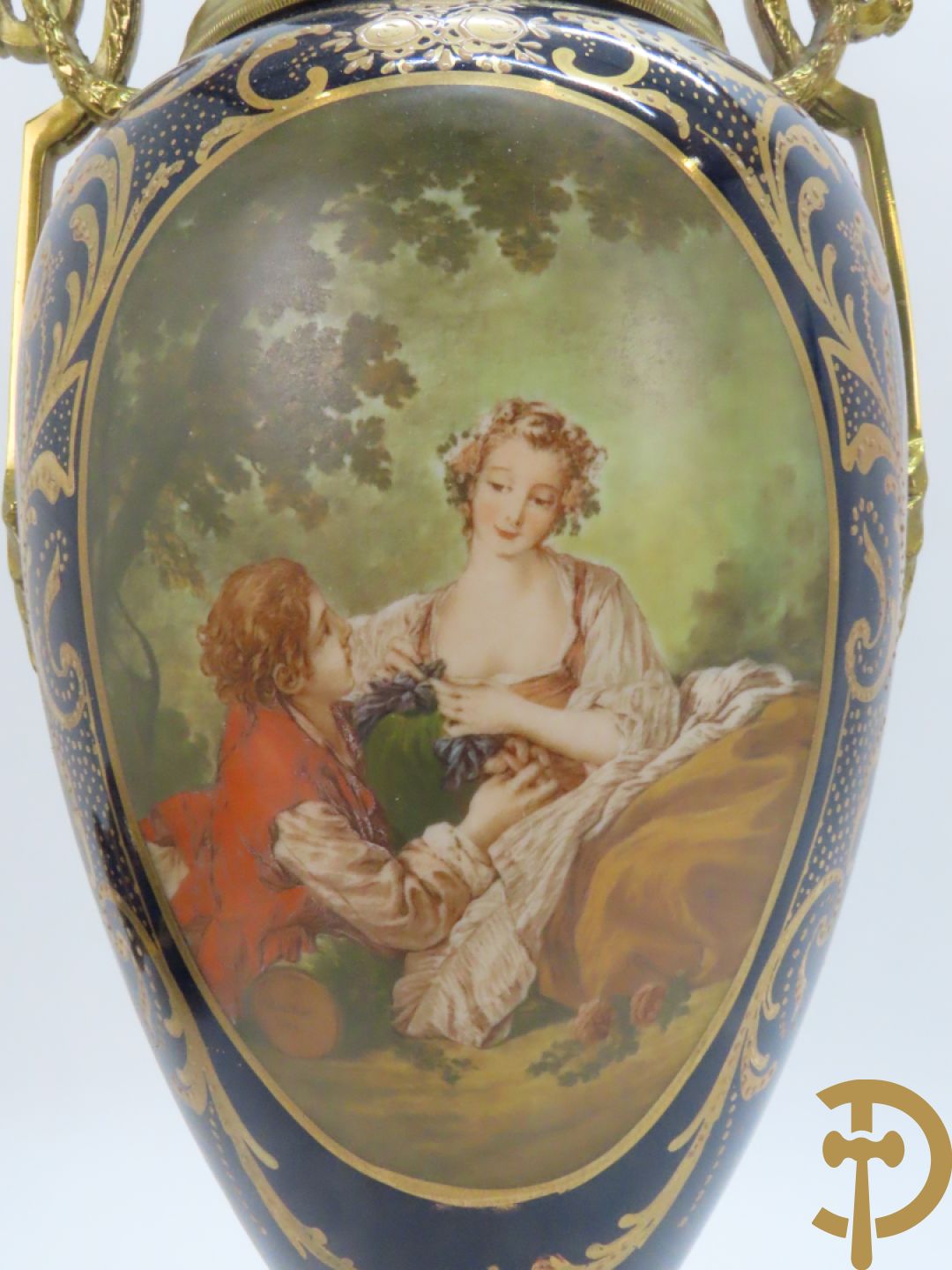 Paar kobaltblauwe dekselpotiches, Sèvres stijl