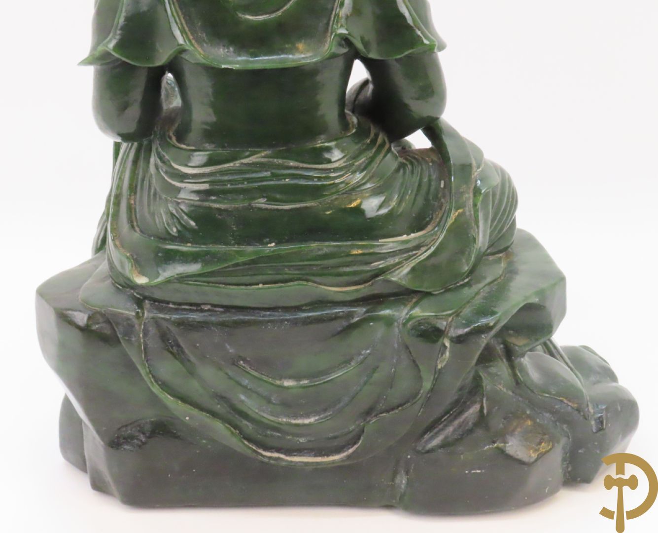 Handgesculpteerde geisha met flesje in de hand in groene jade