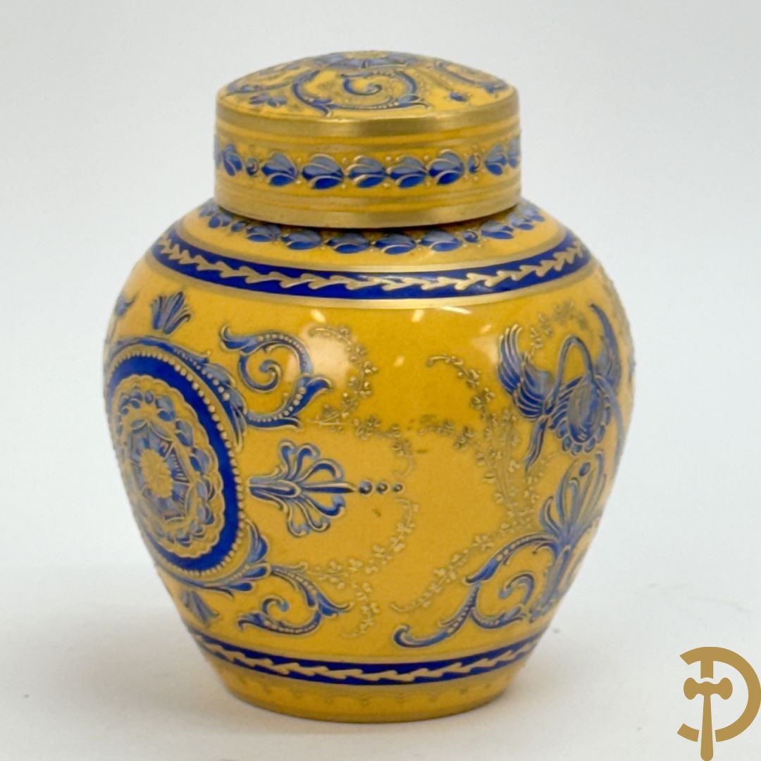 Porseleinen Empire dekselvaasje met blauw en verguld decor op gele fond, onderaan gemerkt M.Imp. le de Sèvres (Manufacture Imperial de Sèvres)