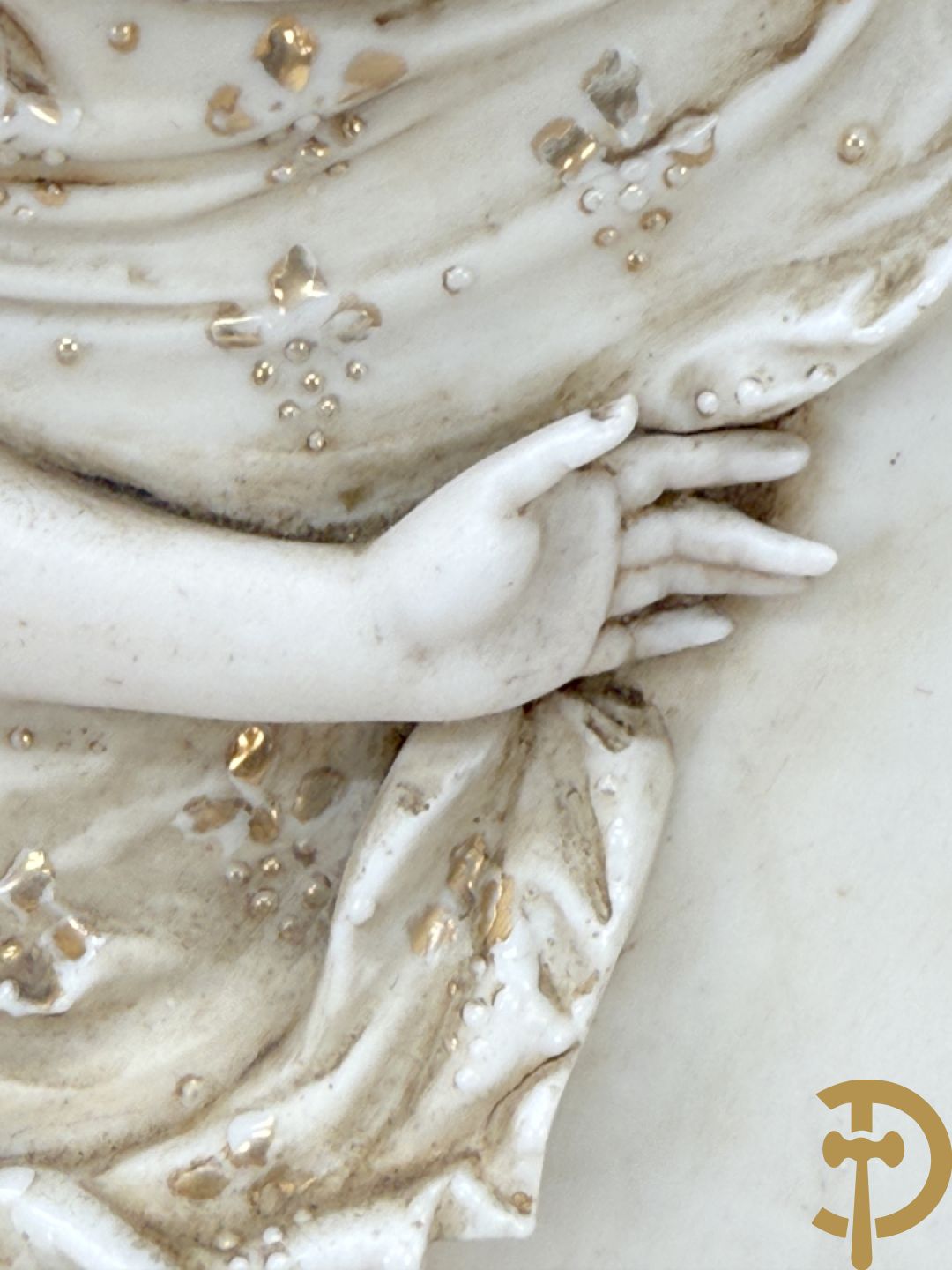 Paar ovale porseleinen plakkettes met elegante dame in bloemenveld