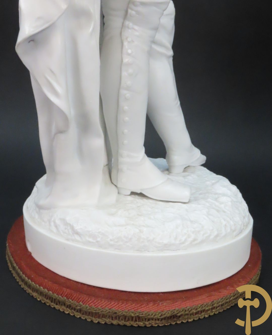 Paar grote witte biscuits van elegant koppel, onderaan gemerkt AM