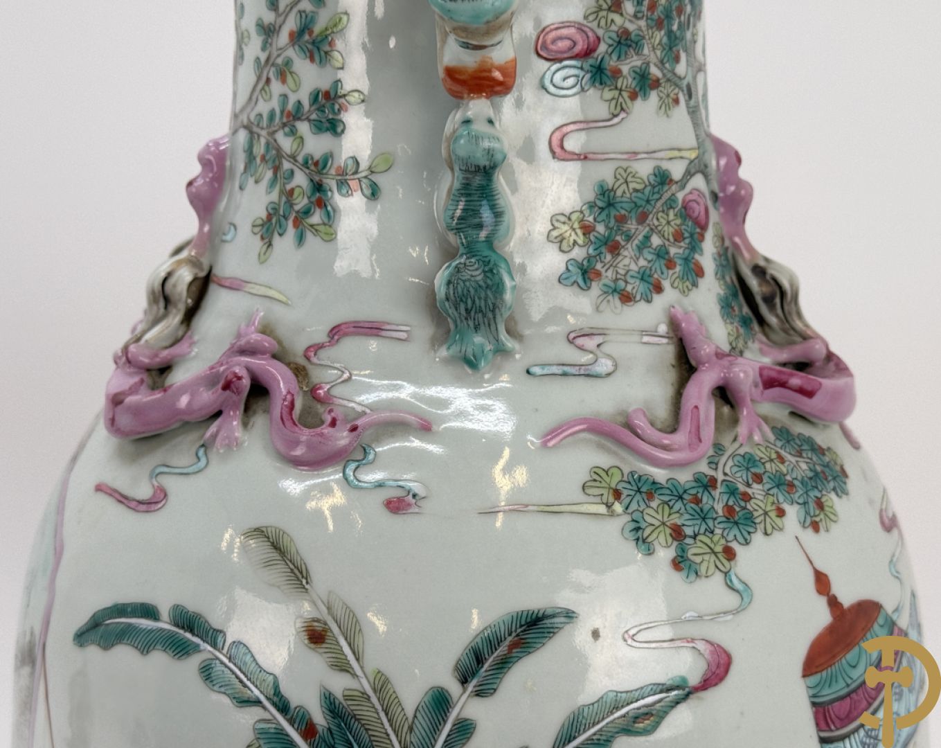 Chinese porseleinen vaas met dubbel decor van dieren, personages, dames en kinderen