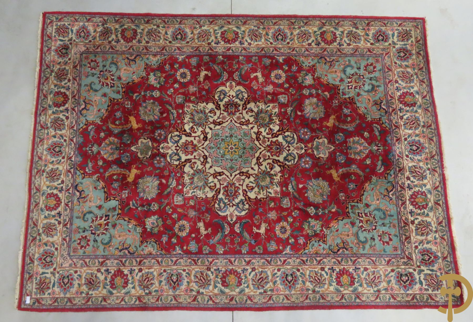 Oosters handgeknoopt tapijt met bloemen, dierenmotieven en centraal decor op rode fond