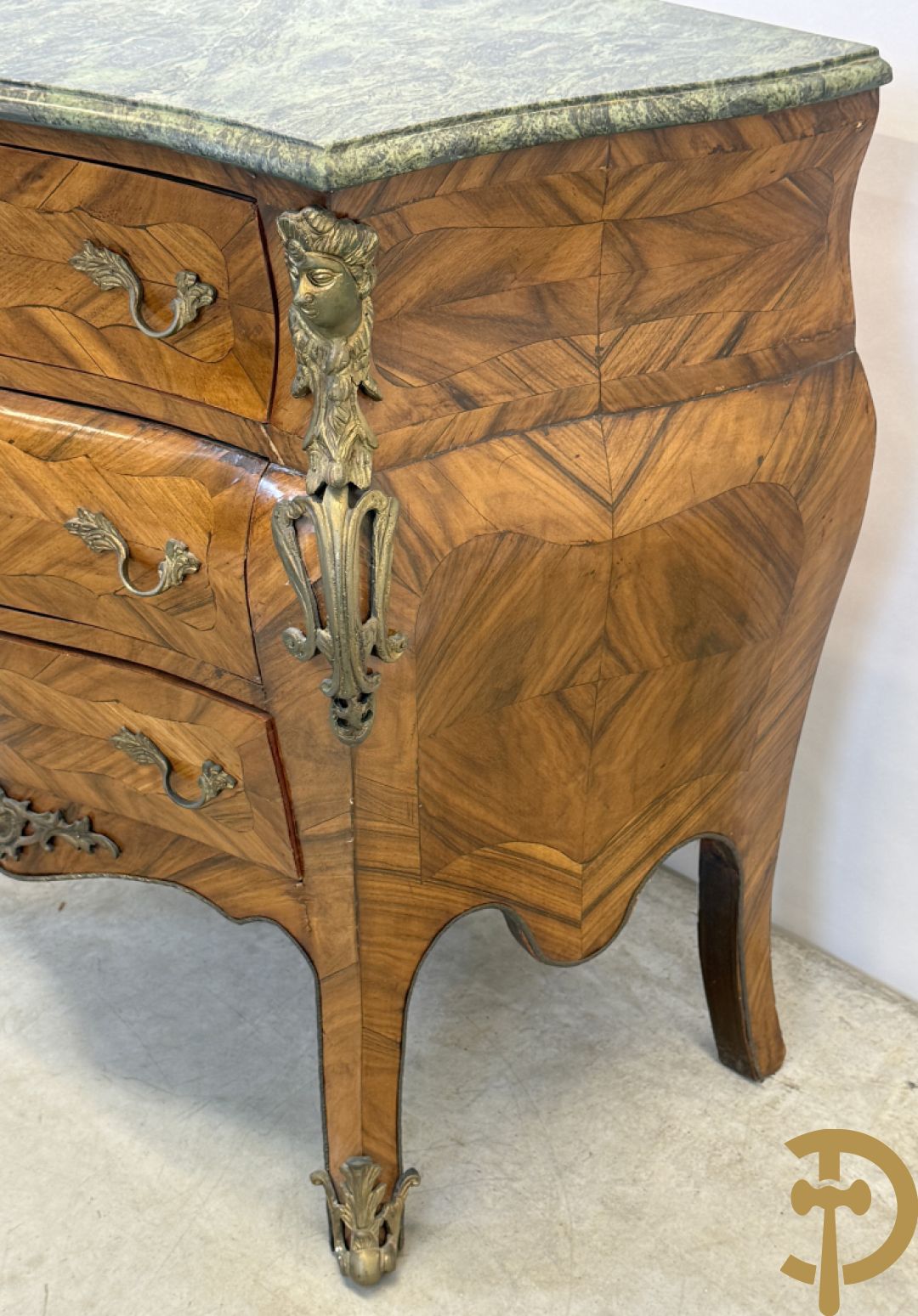 Notelaren drielandencommode met bronsbeslag en groen marmeren blad