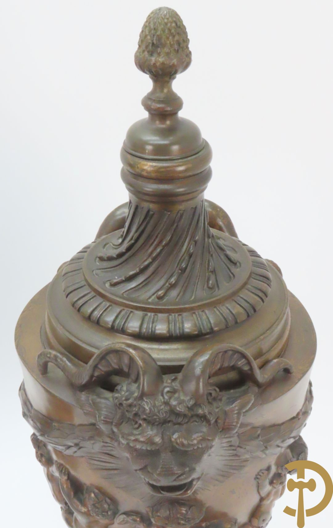 Paar bronzen cassolettes omgeven door dansende cupido