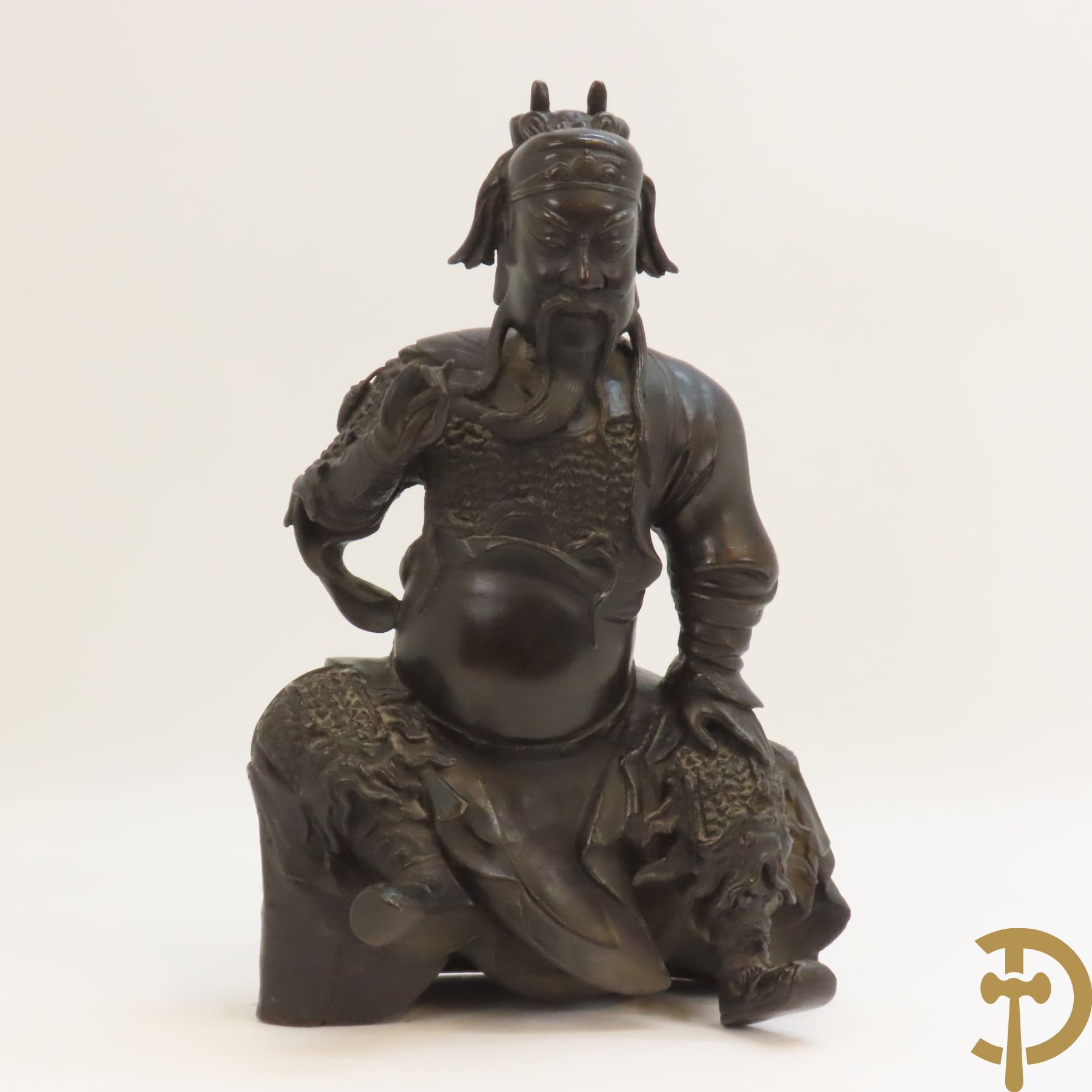 Aziatisch beeld van bronzen zittende krijger Guan Yu