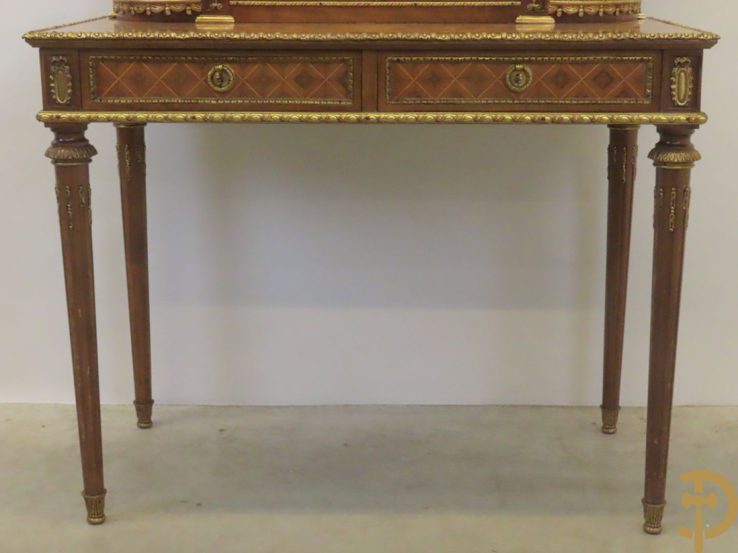 Notelaren tweedelig  kabinet met 2 lades en 2 deuren op hoge poten, gemarketteerd en bezet met bronsbeslag