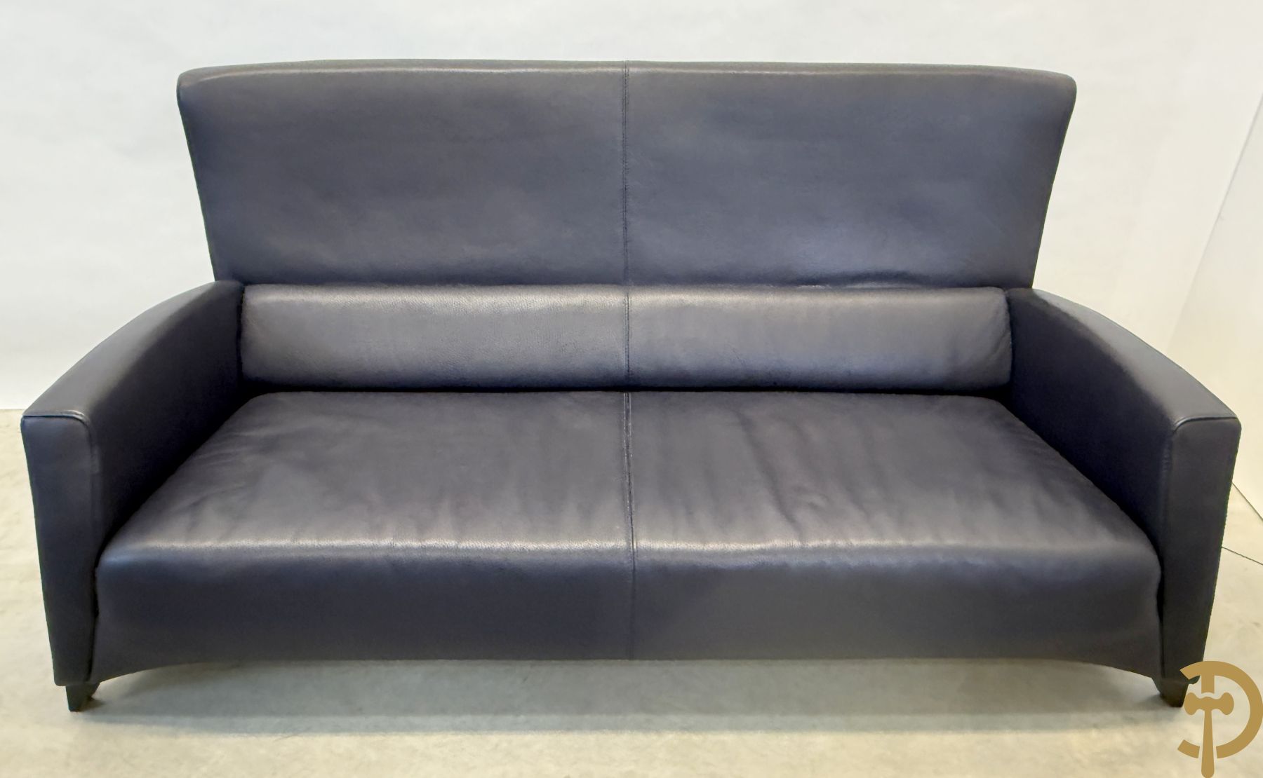 Blauw lederen salonensemble Durlet bestaande uit driezit, 2 fauteuils, 2 voetbankjes en bijzettafeltje met leder overtrokken