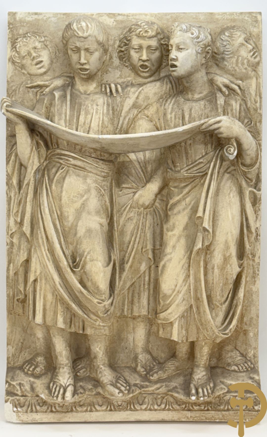 Gipsen basrelief met een zingend jongerenkoor