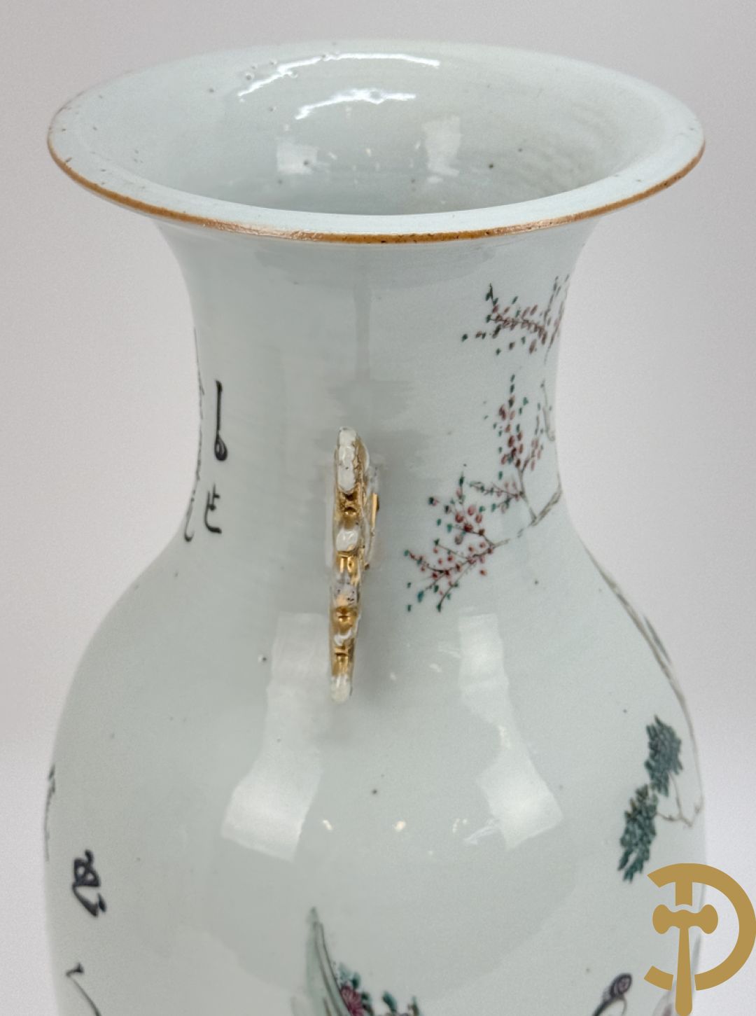 Paar Chinese porseleinen vazen met geisha decor en dames in landschap