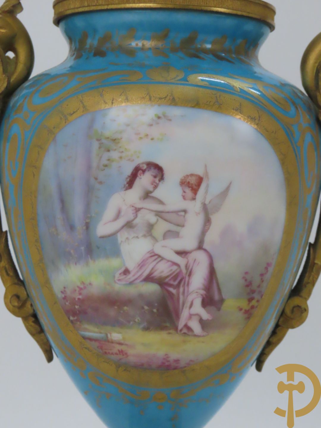 Paar Sèvres cassolettes met handbeschilderd romantisch decor van dame met cupido en landschapsdecor - met vergulde bronzen vierarmige kandelaar, Feccotte V. getekend