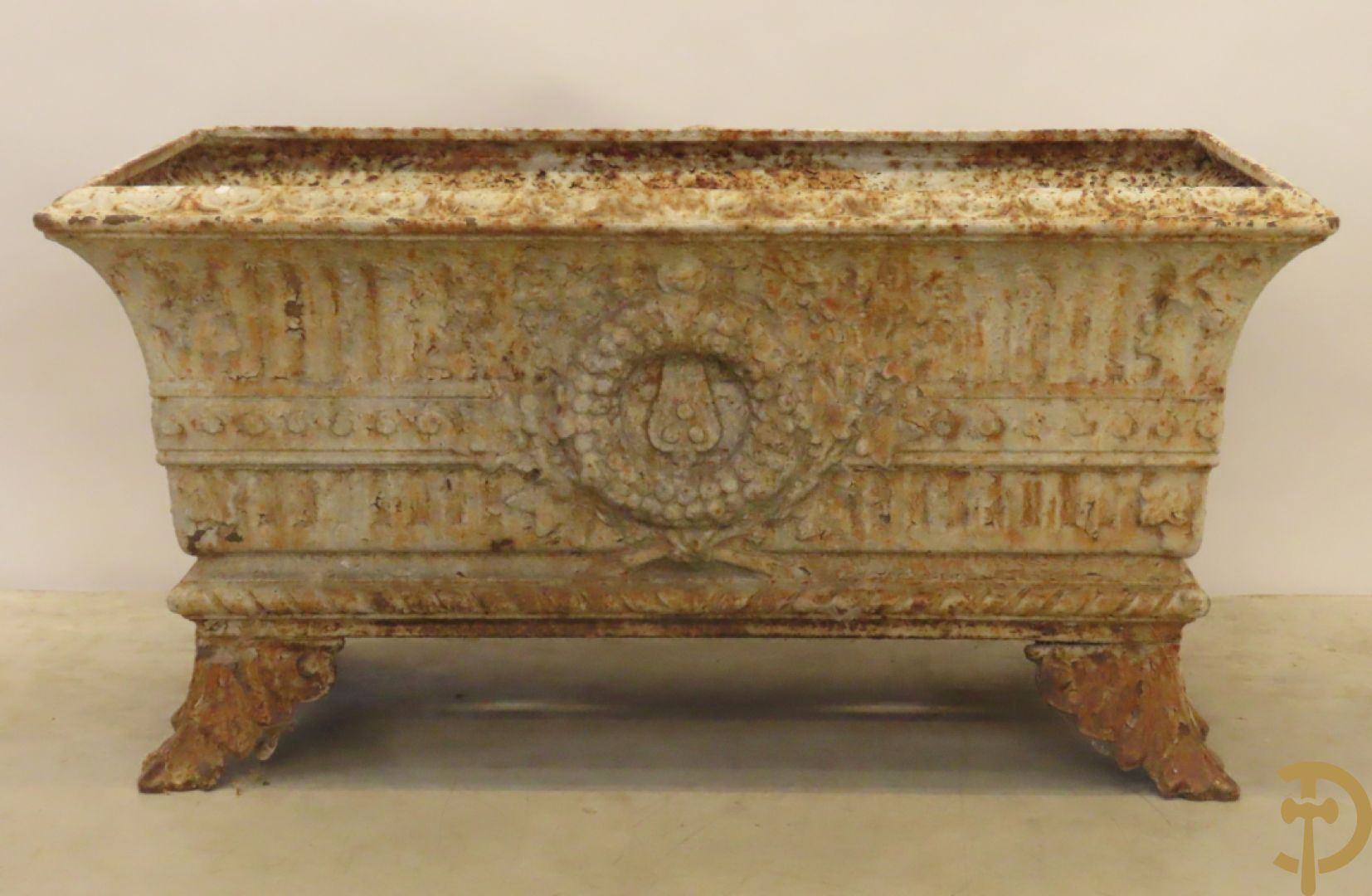 Gietijzeren jardinière met accanthusranken en sierkrans