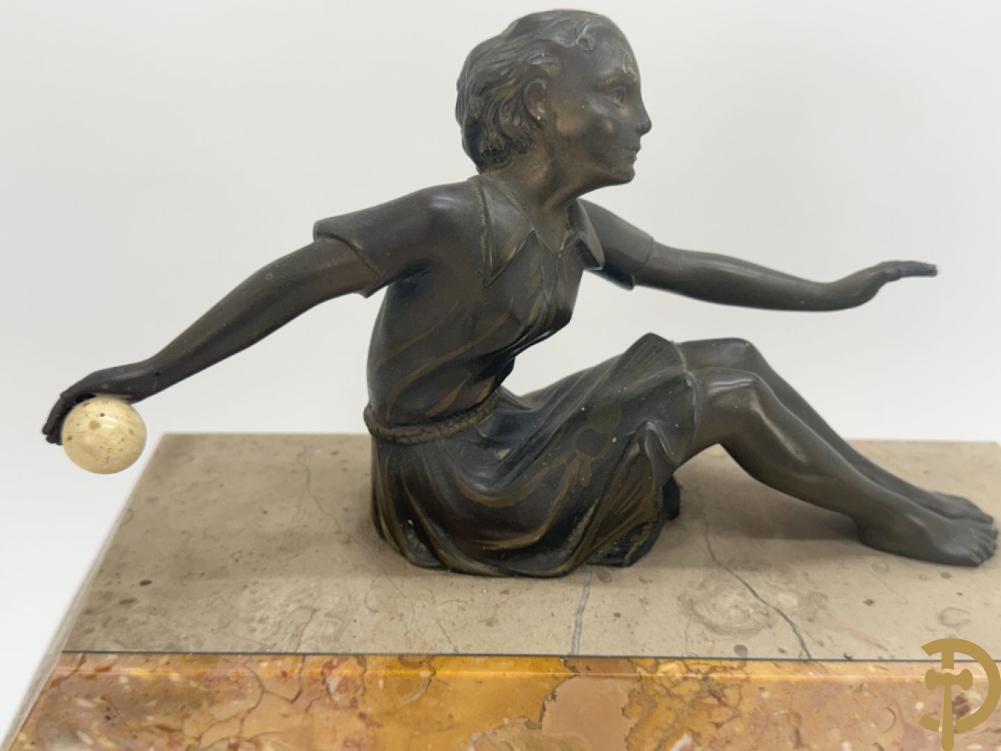 Driedelige marmeren Art deco garnituur, bovenaan bekroond met meisje met bal in zamak - geflankeerd door paar marmeren zijstukken