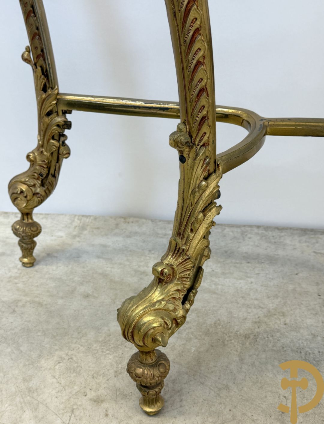 Koperen sierconsole Louis XV stijl met wit marmeren blad op 4 voluutvormige poten + bijhorende spiegel