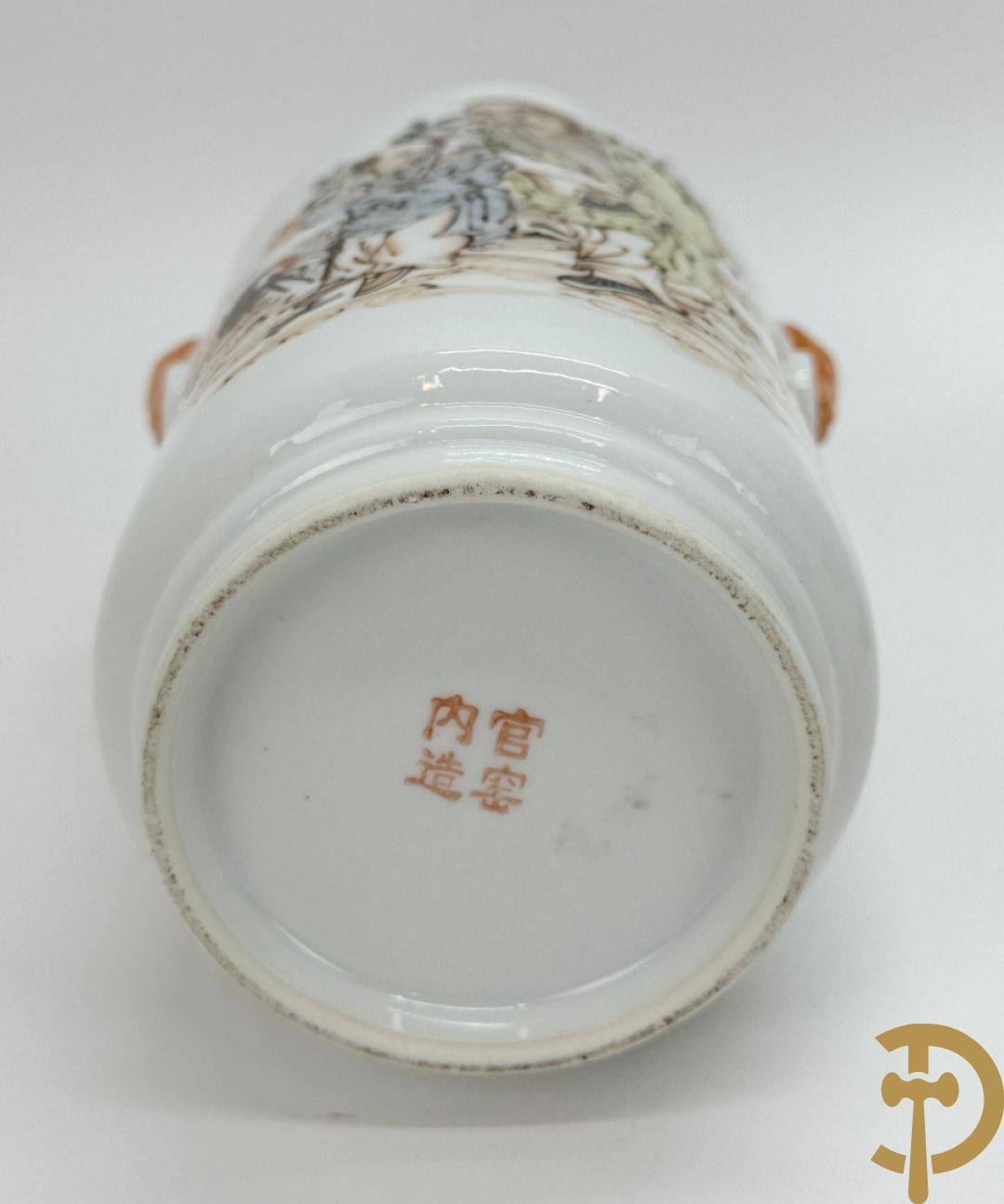 Chinees porseleinen vaasje met wijsgerendecor + Chinese porseleinen rolvaas met decor van ezel in berglandschap