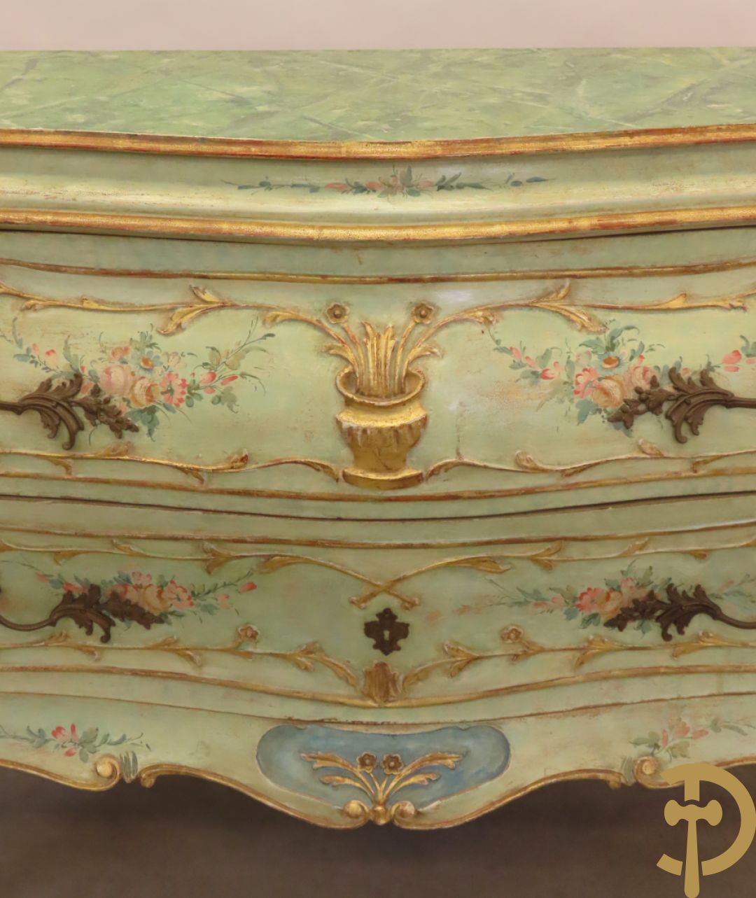 Gegalbeerde tweeladencommode op voluutvormige poten met verguld en beschilderd bloemendecor