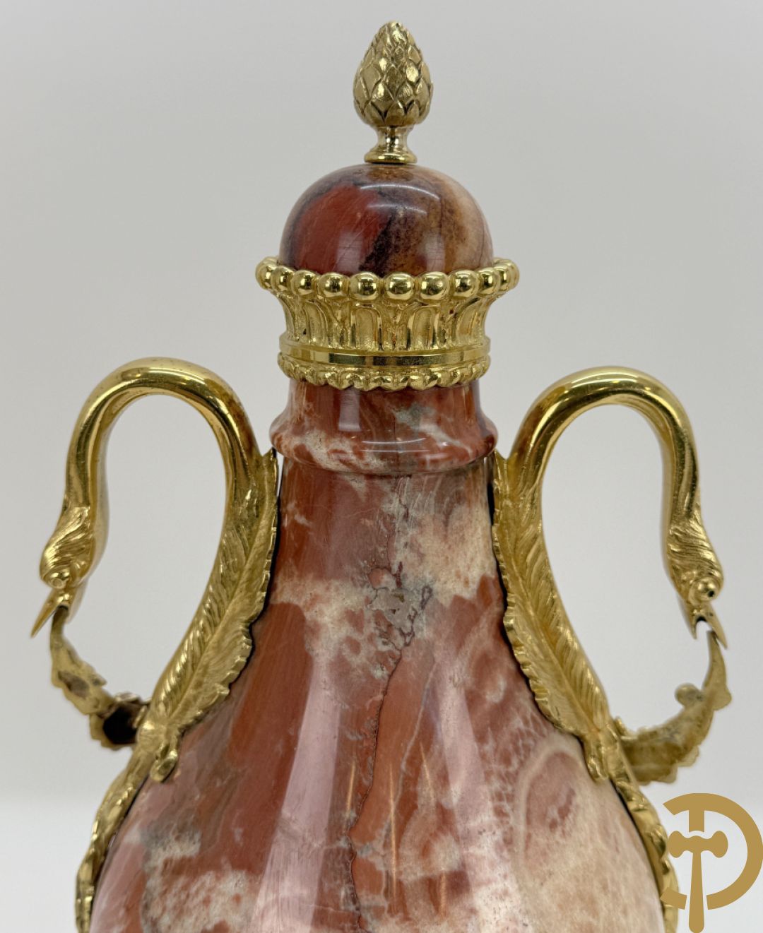 Paar marmeren cassolettes met zwanehalzen en guirlandes