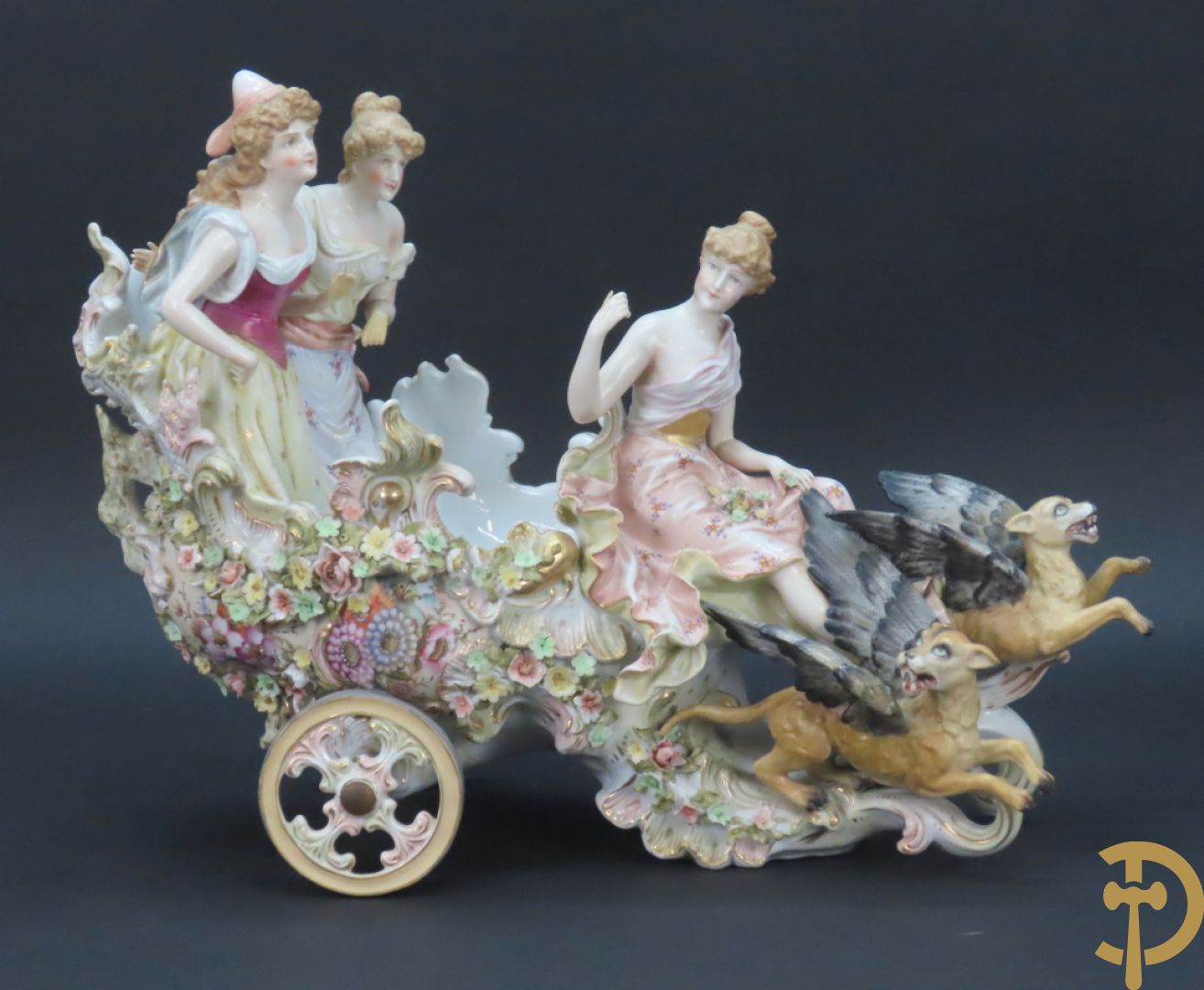 Meerkleurige porseleinen sierwagen slede met 3 dames voortgetrokken door 3 honden, onderaan gemerkt