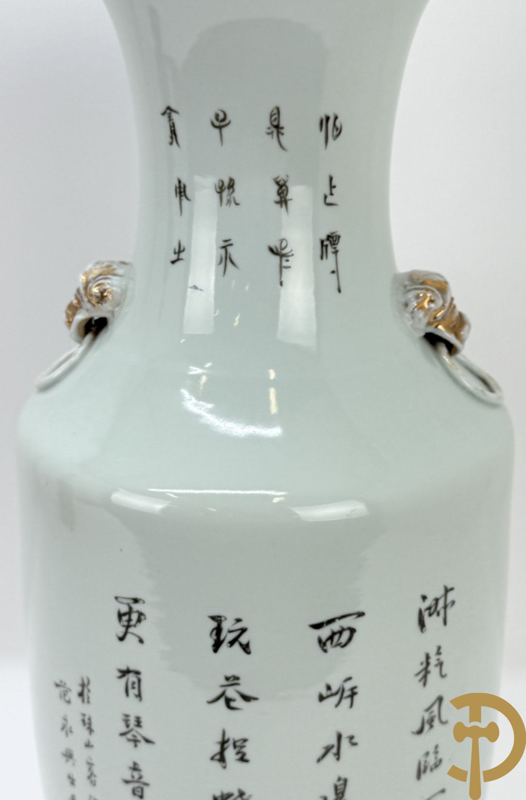 Paar Chinese porseleinen vazen met decor van dames in landschap