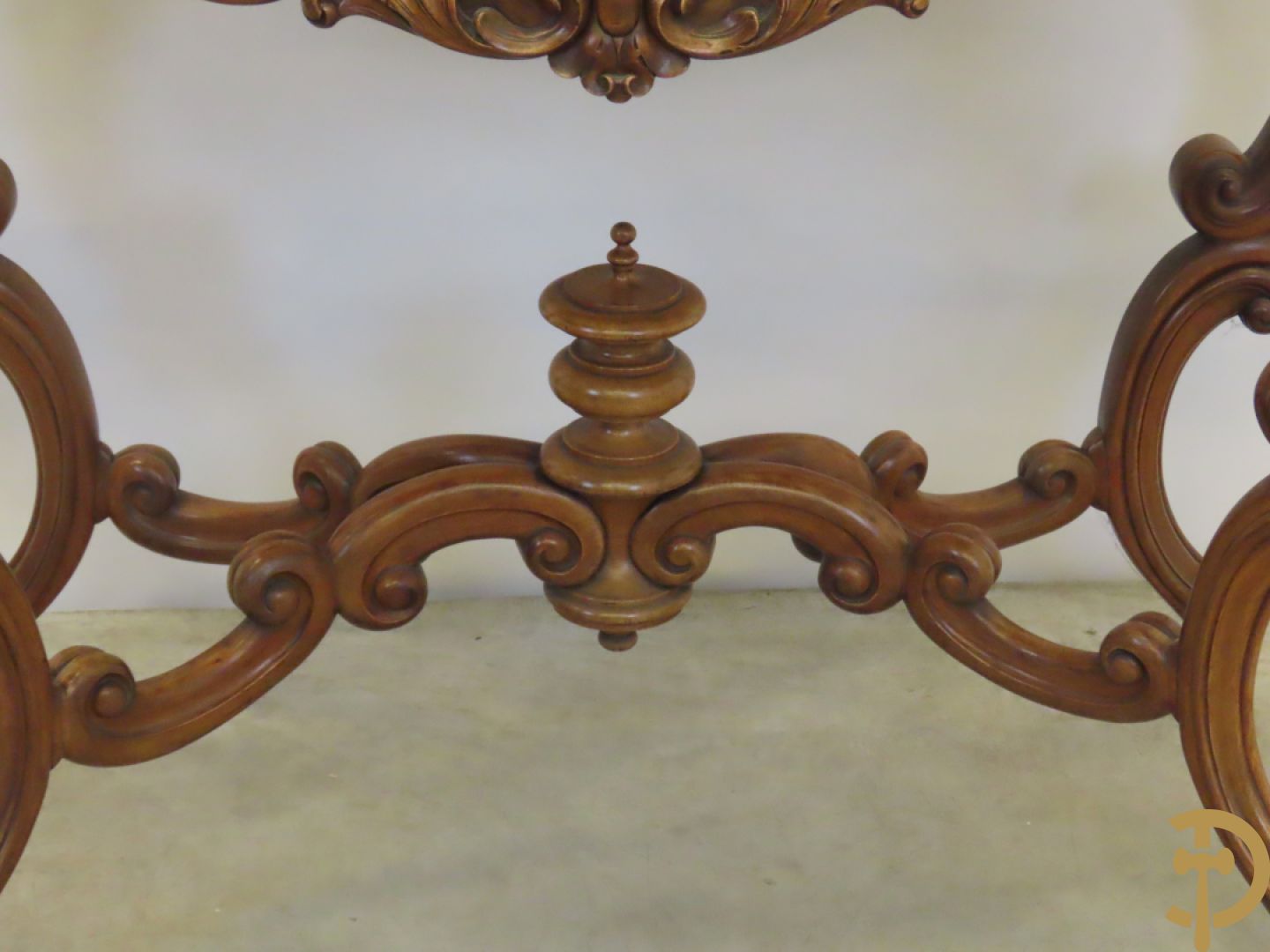 Opschiktafel Louis Philippe met accanthusranken, ovale spiegel en marmeren blad op voluutvormige poten