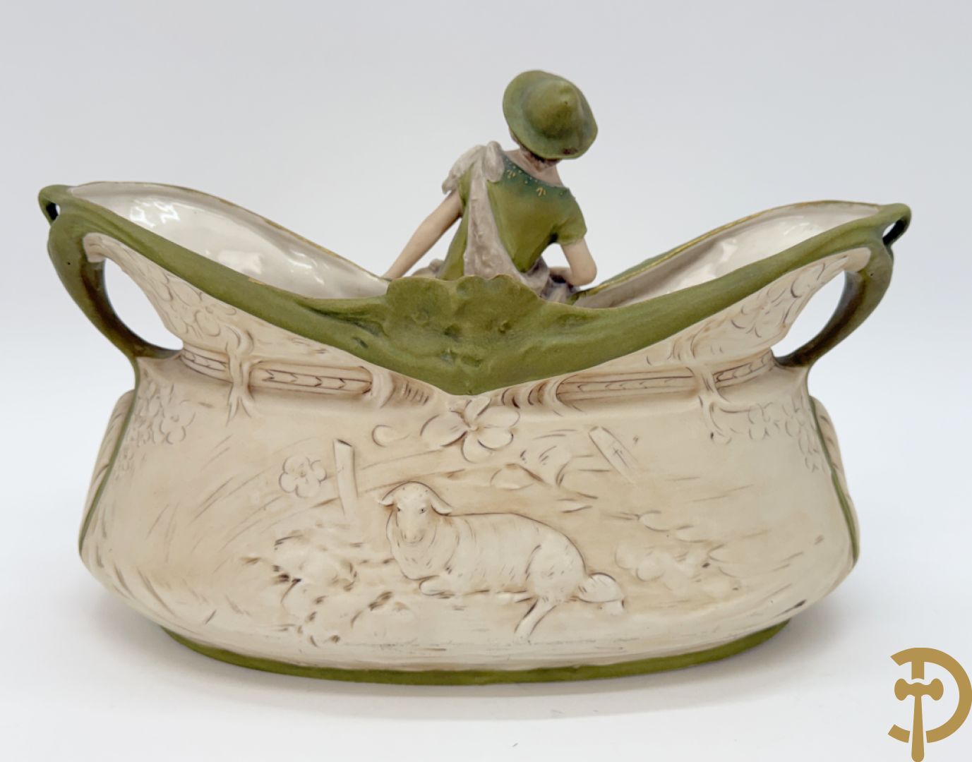 Coupe in Royal Dux met herder en schapen, nummer 1224, gemerkt onderaan