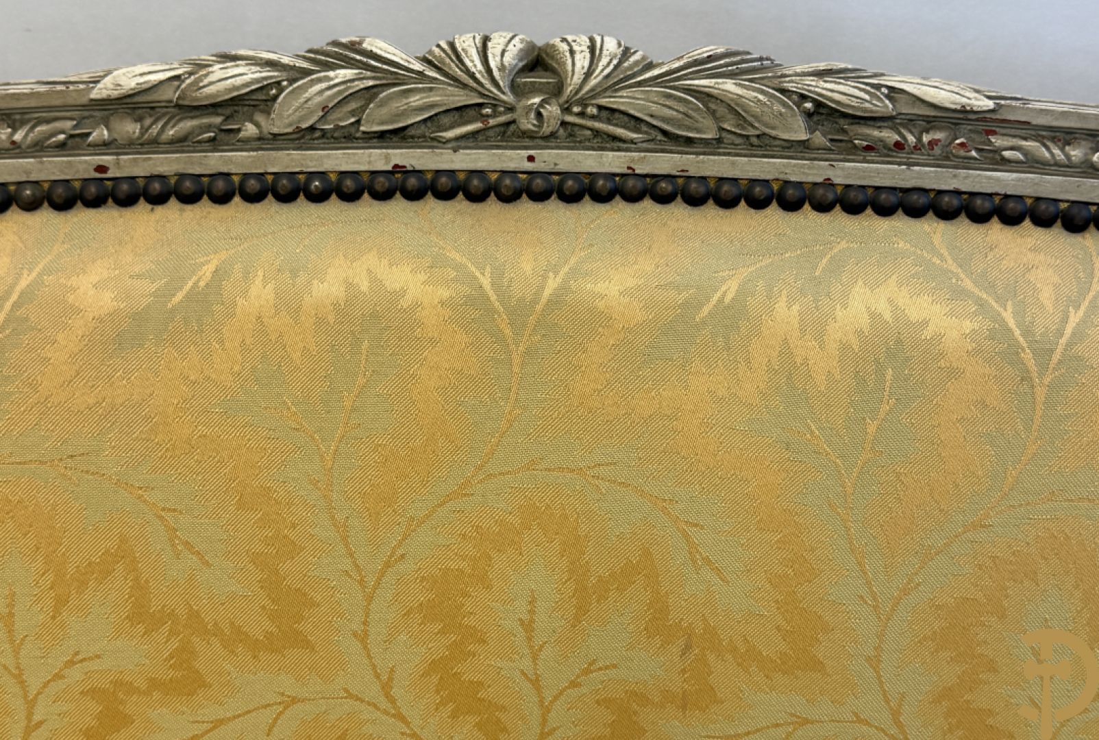 Salonensemble met rocailles, bloemenmotieven en gecanneleerde poten bestaande uit canapé, 2 armzetels en 2 stoelen