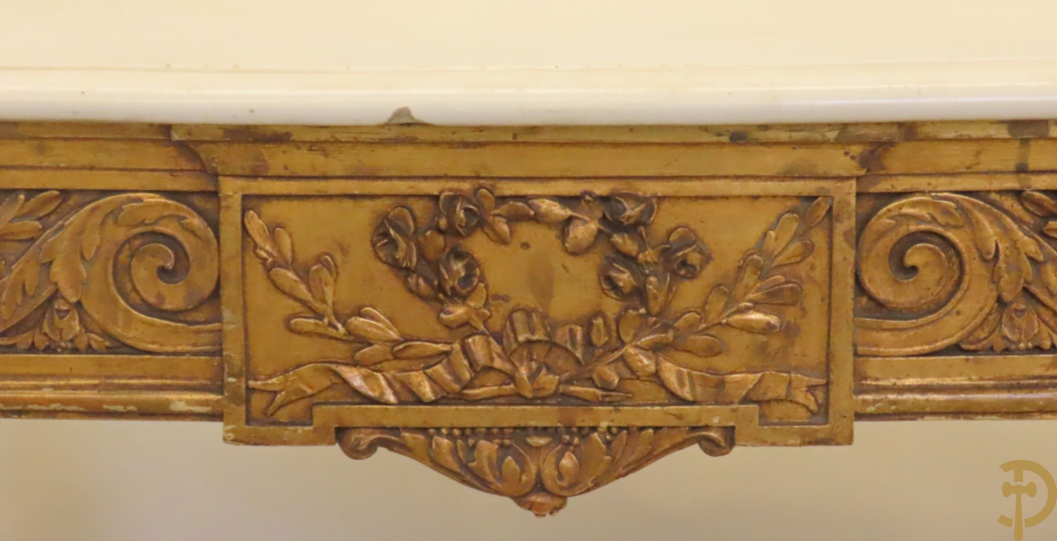 Vergulde salontafel met Louis XVI motieven op gecanneleerde poten