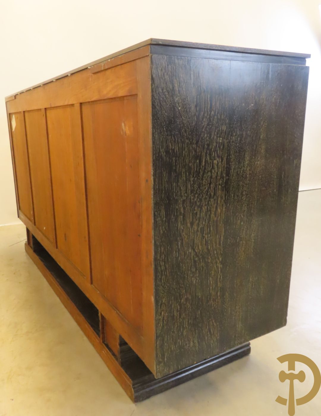 Art deco dressoir met 2 deuren en koperen baguette op sokkel