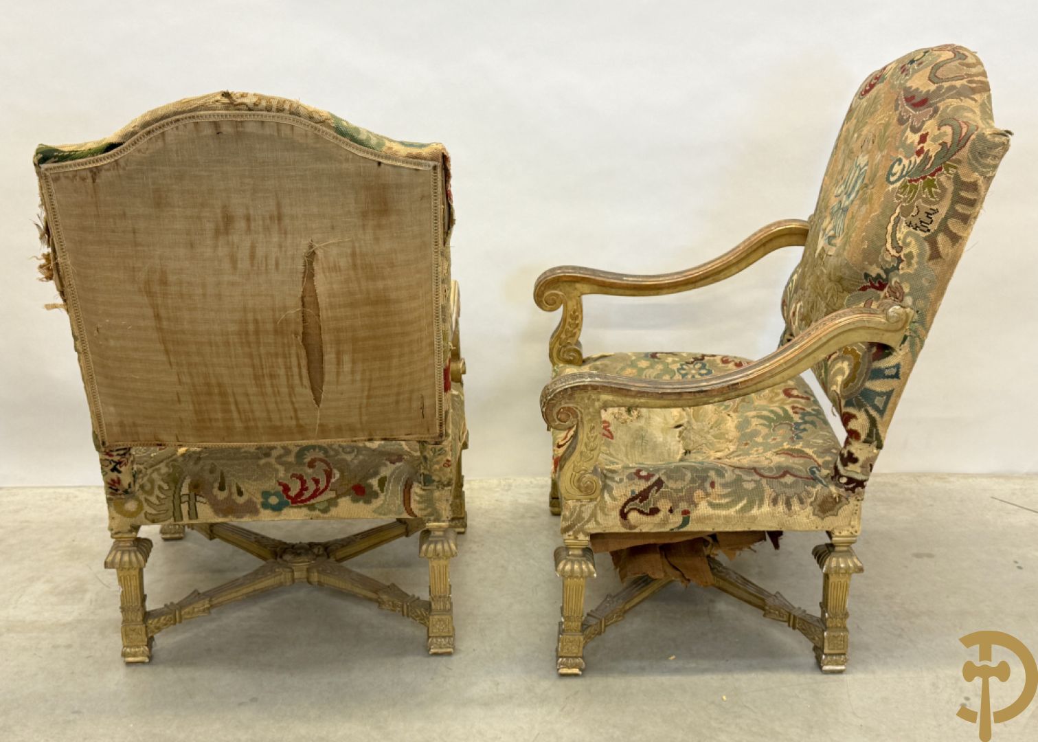 Vier vergulde Louis XIV kasteelarmzetels met geanimeerde scènes in petit points, 19e