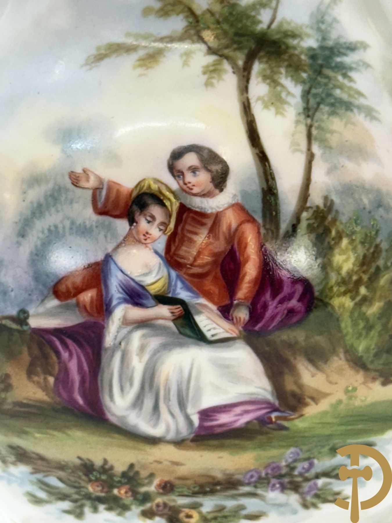 Paar Vieux Paris vazen met romantisch handbeschilderd tafereel