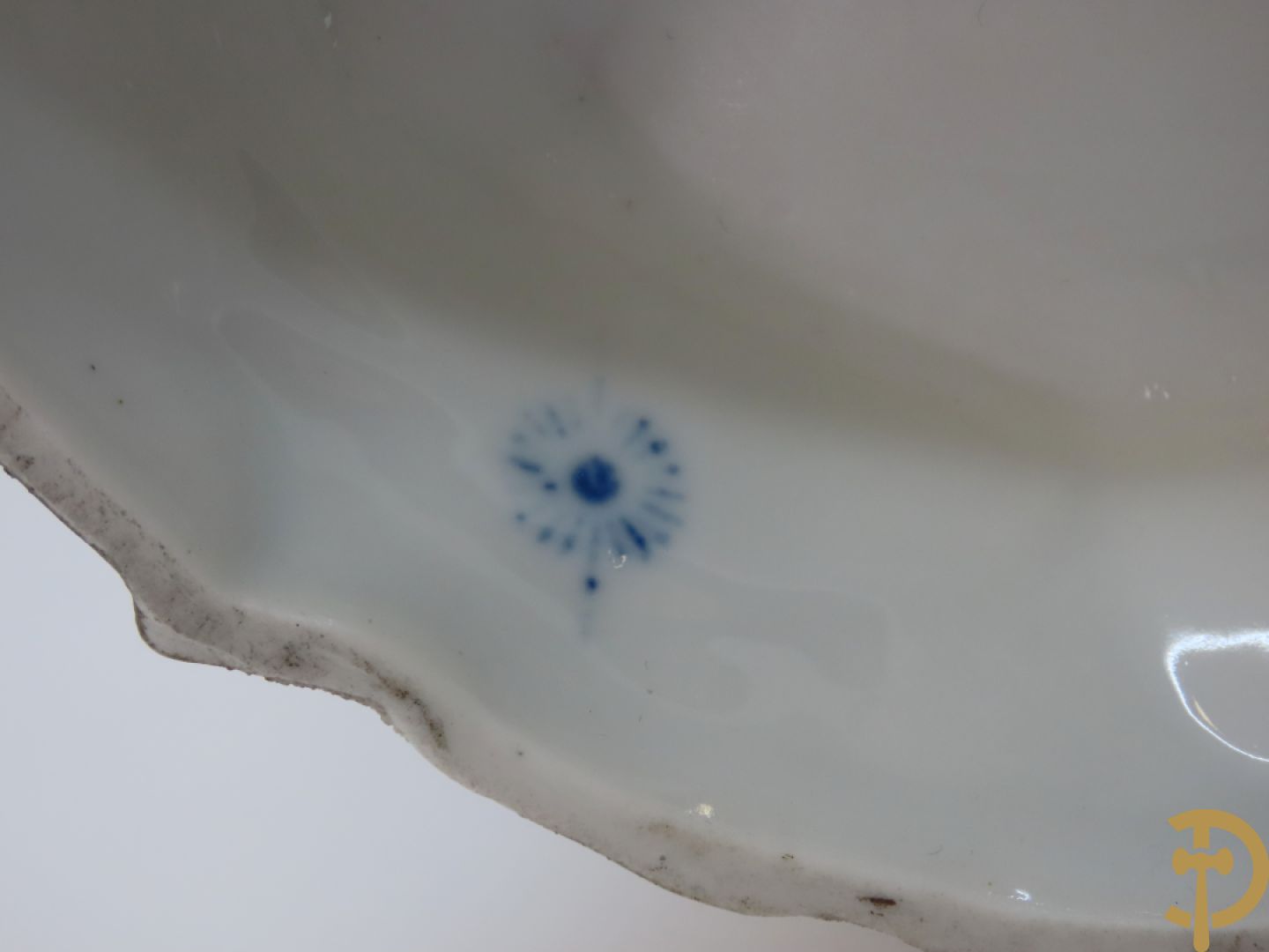 Paar meerkleurige porseleinen beelden van romantisch koppel , onderaan gemerkt