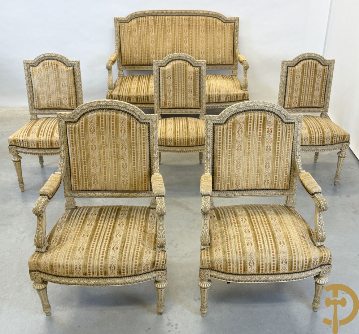 Gemonochromeerd salonensemble met gesculpteerde bladranken bestaande uit canapé, 2 armzetels en 3 stoelen