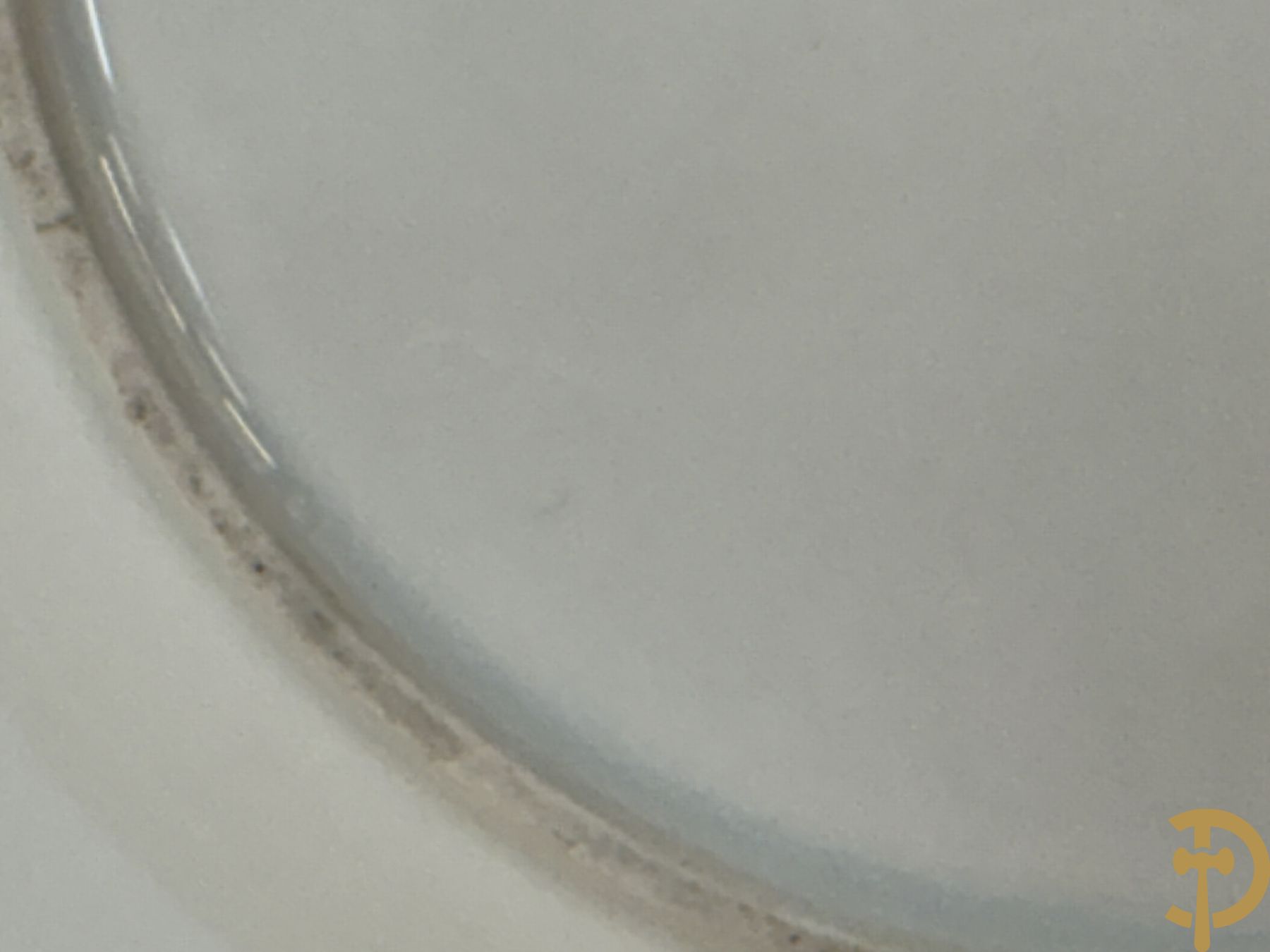 Zes porseleinen borden onder gemerkt met zwaarden / Meissen : 1 bord met stadstafereel, 1 verlucht bord met drakendecor, 1 bord met vogeldecor, 1 met bloemen en 2 met bloemendecor omgeven door vergulde rand