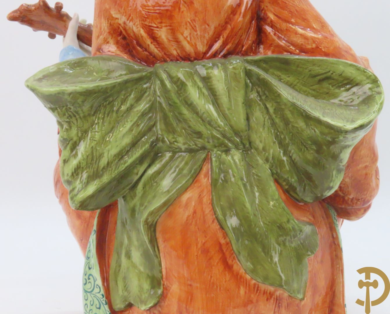 Twee Italiaanse beelden van oosterse dame met bloemen, getekend achteraan Polouioto en oosterse man met snaarinstrument in meerkleurige faience