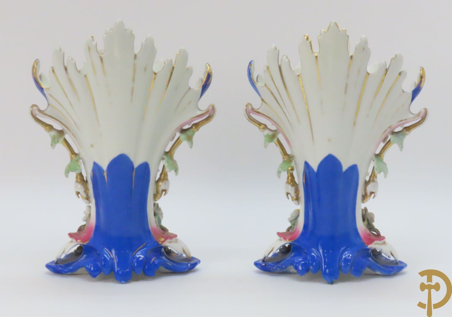 Paar Vieux Paris cornetvazen met rocailles, 19e