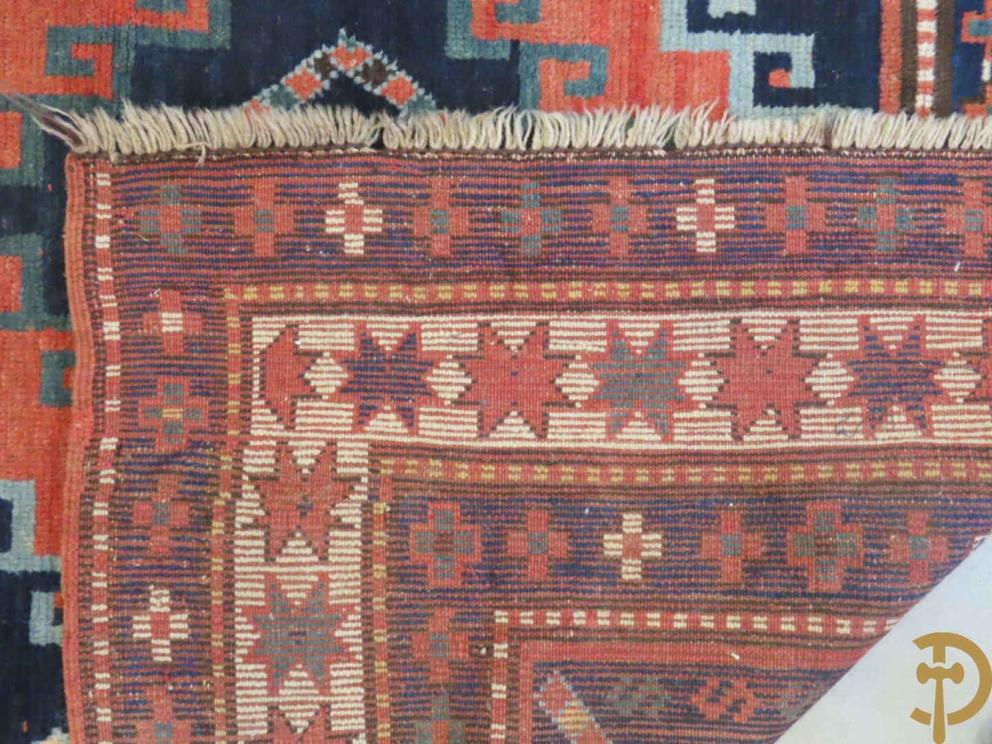 Oosterse handgeknoopt tapijt Kaukasus met geometrische motieven op blauwe fond