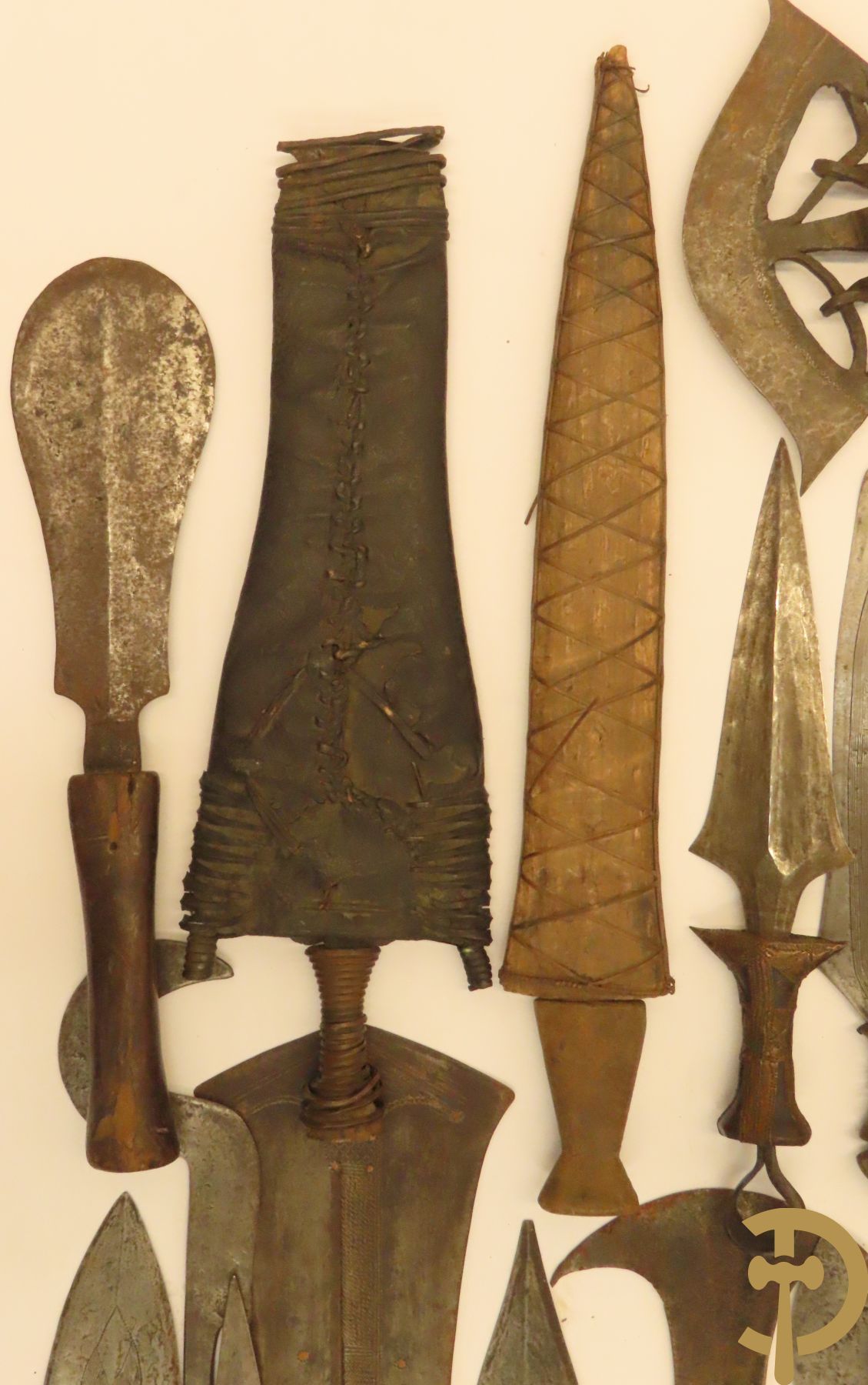 Verzameling mooi bewerkte Afrikaanse machetes, messen, speren, bijlen e.a.