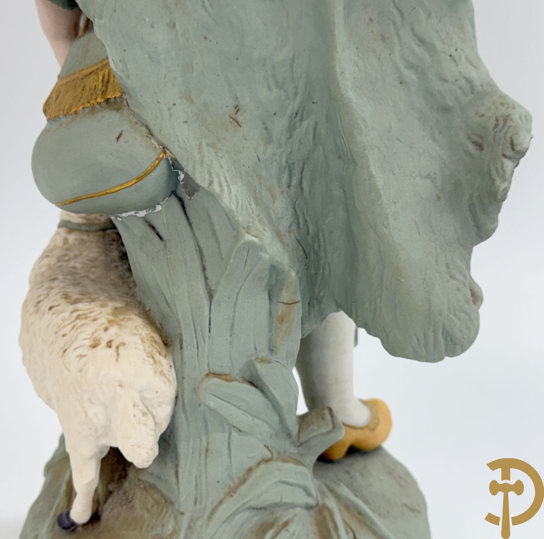 Paar grote Franse gekleurde biscuits van meisje en 
 jongen met schaap en geit