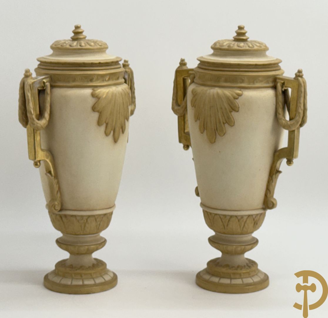 Paar Royal Dux vazen met guirlandes, Louis XVI stijl , nummer 5447