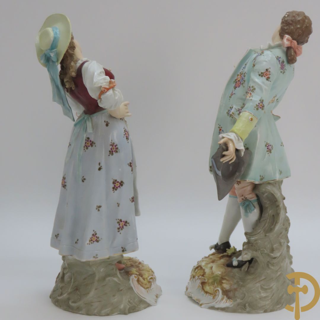 Paar meerkleurige porseleinen beelden van romantisch koppel , onderaan gemerkt
